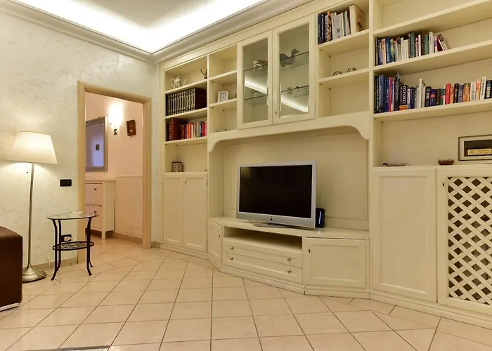 Classic Apartment In Re Di Roma Near The Metro, Italia