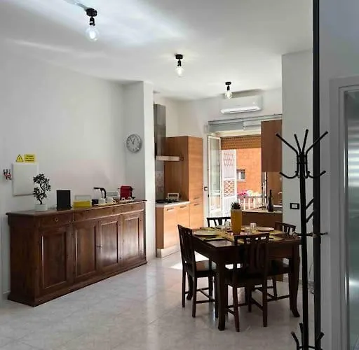 3 FERMATE DAL COLOSSEO - Casa Vacanze Elena - 50 m da METRO GARBATELLA Roma, Italia