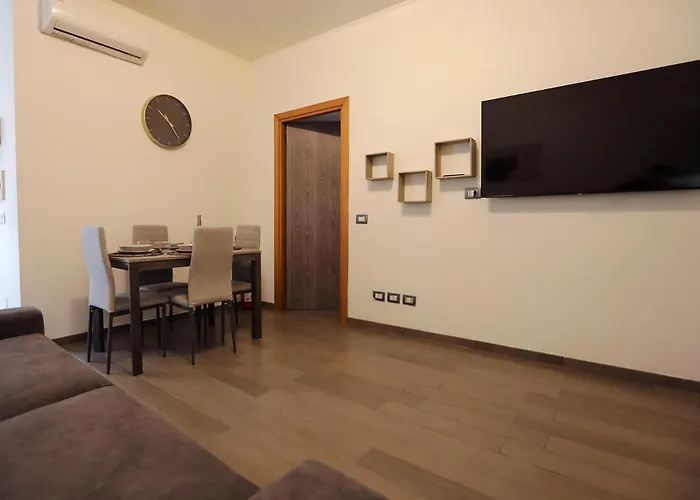 Re di Roma Home, Italia