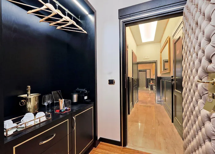 Spanish Diamond Luxury Suites & Jacuzzi